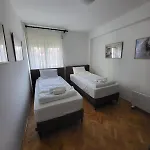 Modern And Comfortable In Lägenhet